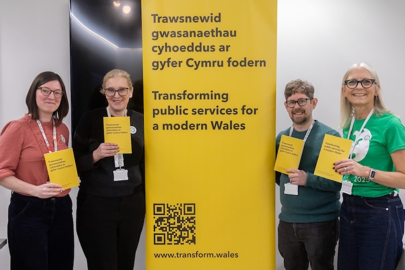 Ann, Dafydd, Nia a Jo yn lansio'r llyfr Trawsnewid Cymru yn GovCamp Cymru